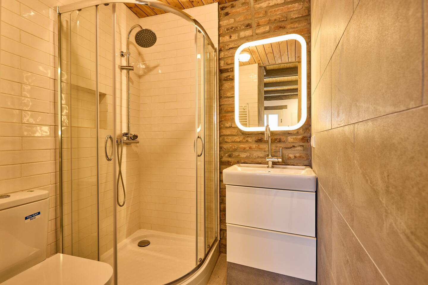 Modernes Bad mit Dusche – Rote Wohnung Goldenes Häusle