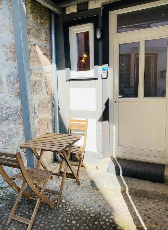 Blaue Wohnung – überdachte Terrasse mit Sitzplatz