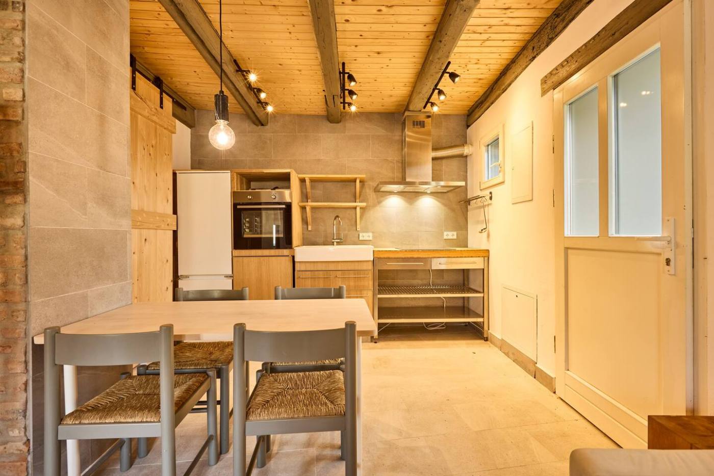 Voll ausgestattete Küche – Rote Wohnung Ferienwohnung Sulzbach